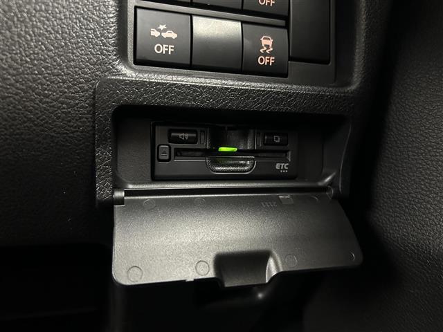 【ETC】有料道路を利用する際に料金所で停止することなく通過できる、ETC車載器（ノンストップ自動料金収受システム機器）が装備されています。セットアップを行うことで利用可能になります。