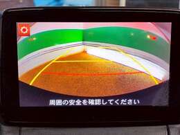 バックカメラがついて後方確認が簡単にできます！苦手としている車庫入れ等も安心して出来ますね！凄く需要の高い装備ですので、最初から付いていれば言う事なしですよね！？