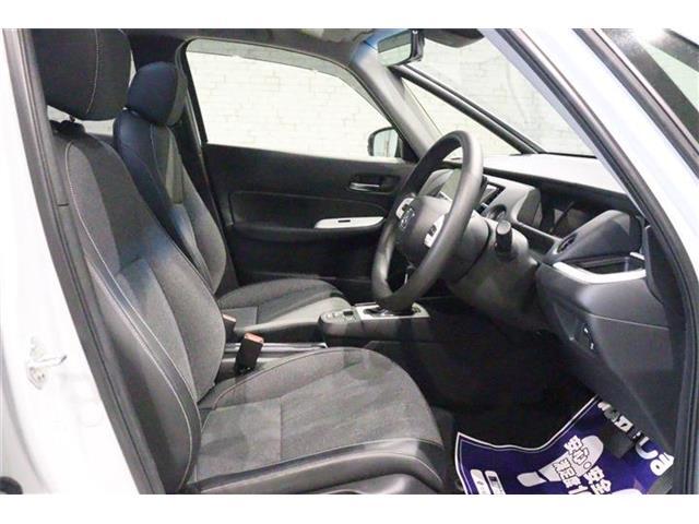 良好な視界とスムーズな乗り降りを実現した運転席。運転席はアイポイントを高くし視界良好です。体格に合わせてシートの位置をきめ細かく調節できるので、いつでも最適な運転姿勢をキープ。操作も軽く、ラクラクです