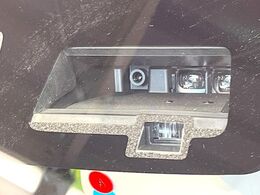 【スズキ　セーフティサポート】走行中に前方の車両等を認識し、衝突しそうな時は警報とブレーキで衝突回避と被害軽減をアシスト。より安全にドライブをお楽しみいただけます。