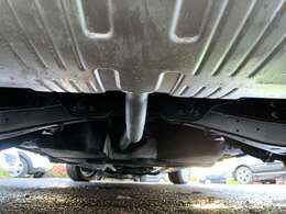 足回りや下回りにも目立つ様な錆や腐食等も見受けられなくとても綺麗な状態となっております♪当店は関東地方をメインに車両を仕入れしておりますので購入後も安心してお乗り頂ける車両となっております♪