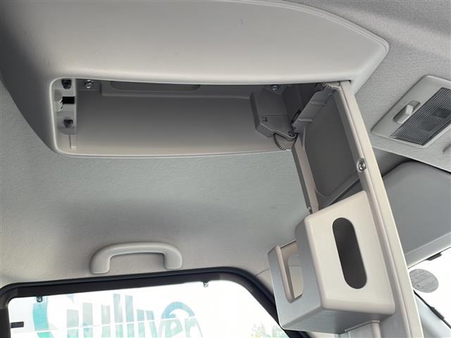 天井の写真です。特に汚れ等なくしっかり清掃されていますのでご安心ください。天井が広いと圧迫感がなく、ストレスを感じず運転することができます。