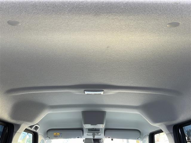 天井の写真です。特に汚れ等なくしっかり清掃されていますのでご安心ください。天井が広いと圧迫感がなく、ストレスを感じず運転することができます。