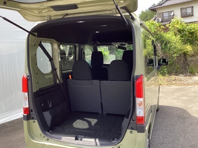 コンパクトボディーなのに、荷室はこんなに広々！たくさん荷物が積めますよ。
