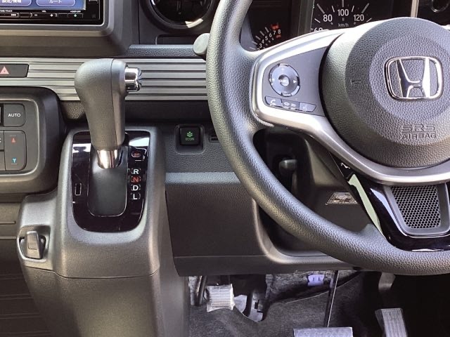 運転席周辺のスマートなレイアウトが、操作のしやすさを実現。快適なドライブをサポートします。