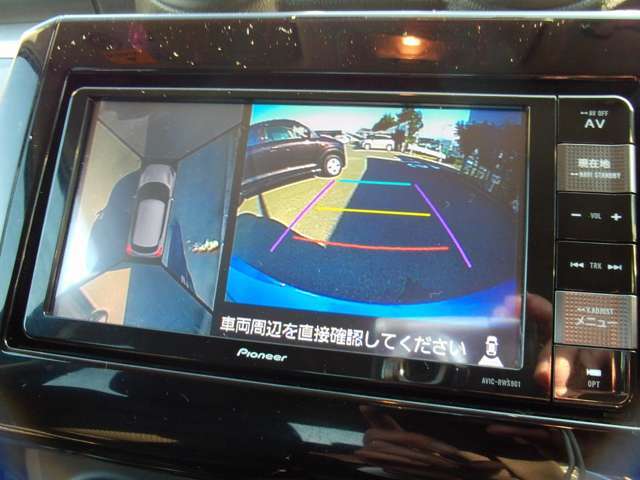 ナビの画面は俯瞰して見通せる全方位モニターを兼☆
