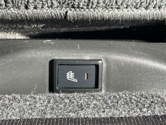 シートヒーター★冷たい風が吹くころは車内に入っても、肩がすくみますよね。シートが暖かくなりますのでとってもありがたいですよ！助手席に乗られる大切な方も暖かですよ。