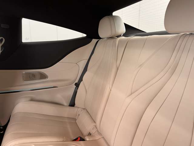 メルセデスのシートは少し硬めになっております。長時間の運転の際、適度な反発があることでお尻や腰の負担を減らす効果が御座います。
