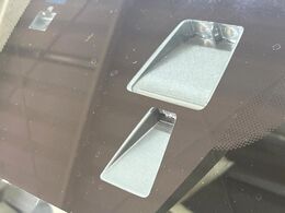 【スマートシティブレーキサポート】低速走行中に前方の車両等を認識し、衝突しそうな時は警報とブレーキで衝突回避と被害軽減をアシスト。より安全にドライブをお楽しみいただけます。