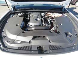 キレイなエンジンルームです