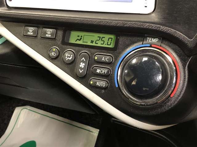 オートエアコンです。モーターで駆動するコンプレッサーを使っているので、エンジン停止時でもエアコンを効かせることが可能です！