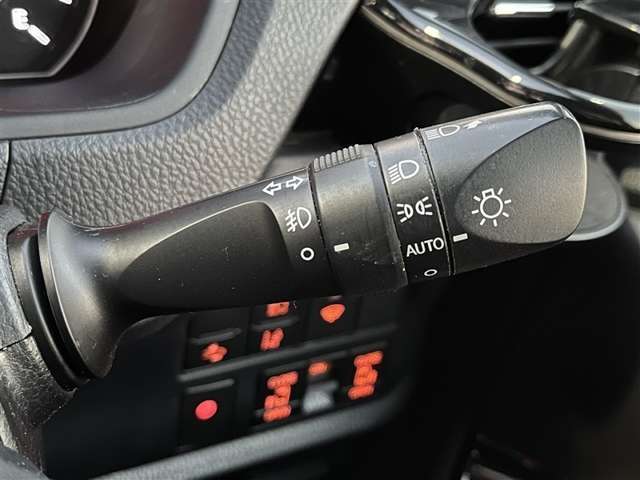 コンライト付で夜間はもちろん、トンネル走行時も自動点灯・消灯でラクラク♪エンジンを止めて、ドア開けると自動消灯するので、ライトの消し忘れの防止にもなります！