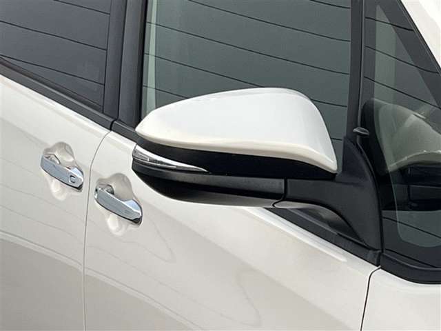 対向車や歩行者が認識しやすいサイドターンランプ付カラードドアミラー