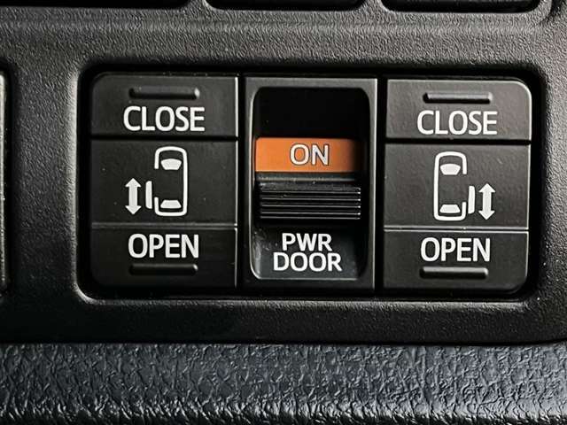 両側電動スライドドアのスイッチ付です。車内からもスイッチひとつで楽にドアの開閉が可能です。電動なので開閉時に力を使う必要がなく、半ドアになることもありません！