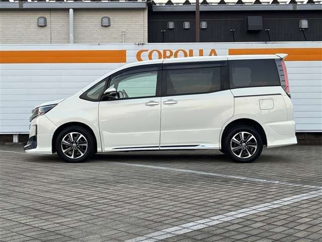 ボディ色はラグジュアリーホワイトパールクリスタルシャインガラスフレークです。