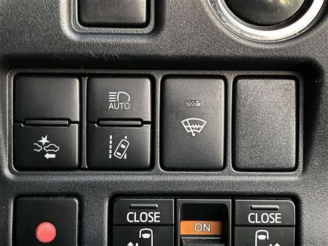 PCSスイッチ、オートマチックハイビームスイッチ、LDAスイッチ、ウィンドシールドデアイサースイッチ。