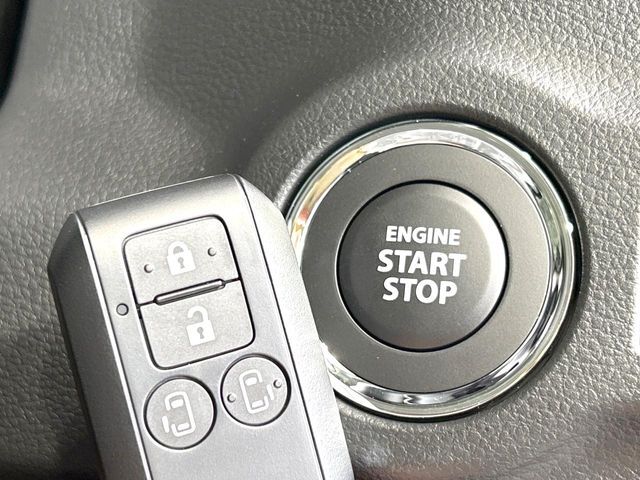 【キーレススタートシステム】カバンやポケットに入れたままでもドアの施錠・解錠が可能なスマートキーを装備。エンジンのオン・オフ時もカギを取り出す必要が無いからとっても便利です♪