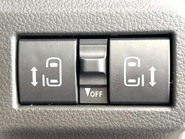 【両側パワースライドドア】スマートキーや運転席のスイッチで後席両側スライドドアの開閉が可能♪電動だから力を入れてドアを開ける必要が無く、小さなお子様でも簡単に開け閉めでき快適です♪