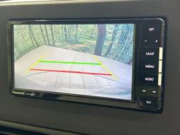 【バックカメラ】駐車時に後方がリアルタイム映像で確認できます。大型商業施設や立体駐車場での駐車時や、夜間のバック時に大活躍！運転スキルに関わらず、今や必須となった装備のひとつです！
