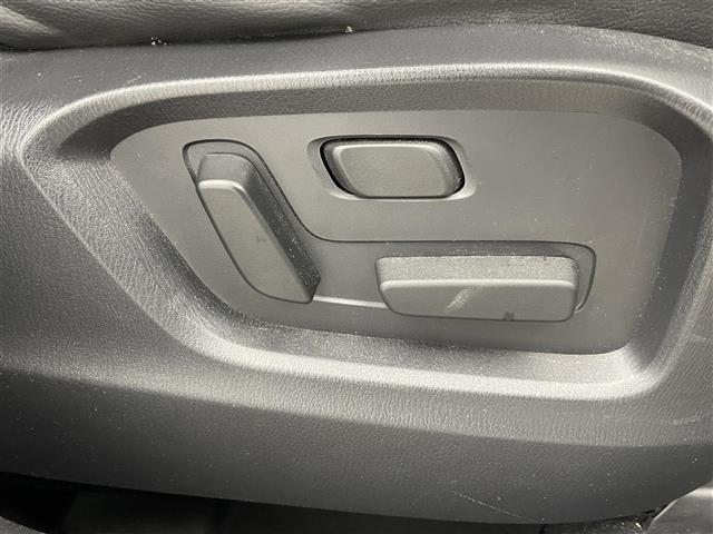【運転席】座り心地が良いシートなので長時間の運転でも快適にお過ごしいただけます。新品のフロアマットのご注文も可能です。掲載箇所以外にご希望の写真がございましたらお気軽にお問い合わせ下さい。