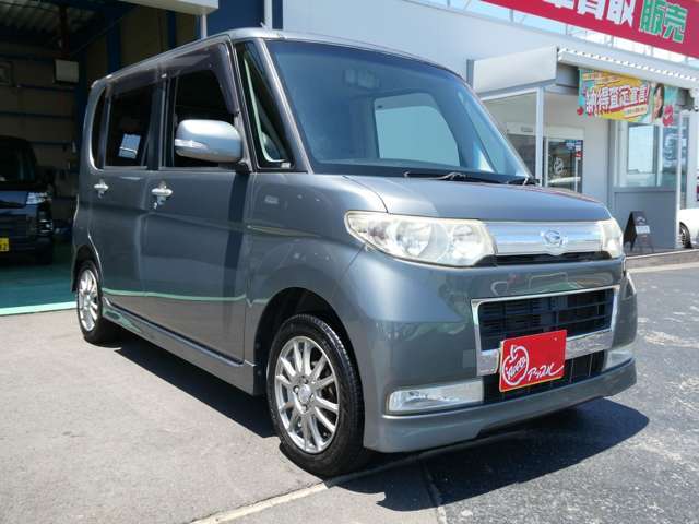 商品車は1台1台スタッフが丁寧に内外装の仕上げをしております。仕上げ業者を使わず、コストカットとともに販売車へ愛をもって仕上げております。