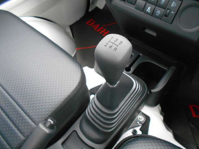 操作のしやすいシフトノブ。ハンドルに近い位置で運転席からも見やすく操作しやすいインパネシフトや従来ならではのフロアシフト。いずれもパッと見ただけで、どのギアに入っているのかが判断しやすい所もイイですね