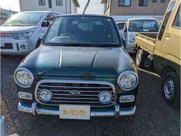 当店のお車は、納車前に国家資格整備士による整備を行います。エンジンオイル、バッテリー、スパークプラグ、ワイパーゴム等の消耗部品をしっかりチェックし劣化している部品は交換の上、納車いたします。