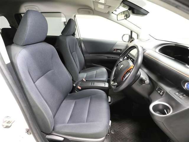 ゆったり室内で運転もしやすいです♪使い勝手の良い配置も考えられています！！