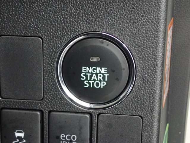 スマートエントリー＆プッシュスタートはキーをバッグ等に携帯している時にブレーキを踏んでスタートボタンを押すとエンジンが始動します。車内に忘れた場合にはロック出来ませんので締め忘れの心配もなくなります！