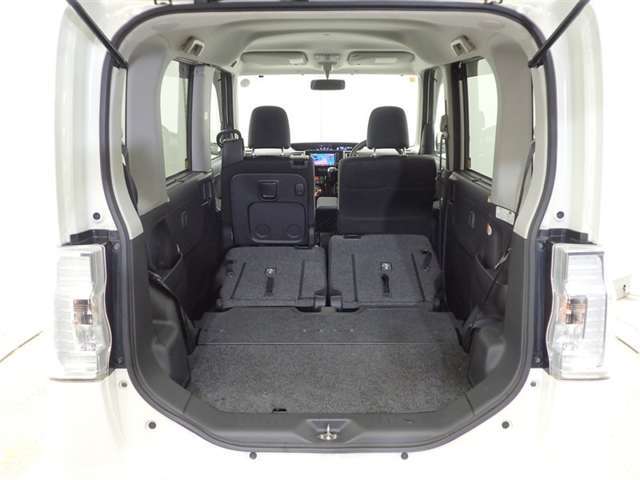 セカンドシートを倒した状態です。セカンドシートは独立可倒、荷物に合わせてラゲッジスペースをアレンジできます。
