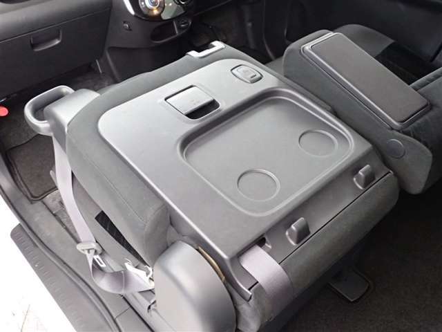 助手席の背もたれがテーブルになります！