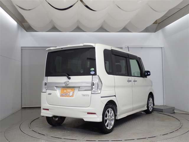 バックドアは大きく上に跳ね上がりますので荷物の出し入れも簡単に出来ます。雨の日にはバックドアが雨避けになってくれますよ☆