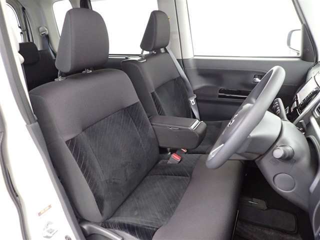 フロントシートはゆったりとしていて開放感があるベンチシートです。車内の移動も楽々です！狭い場所や駐車場で片側をギリギリに停めた際には便利ですよ！