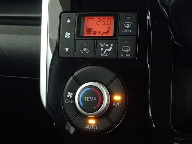★エアコンはオートタイプが装着済みです！オートモードにしておけば、車内温度を設定するだけで風の料や吹き出し口の切り替えを機械が行ってくれます！一年中快適な環境を作れますよ♪