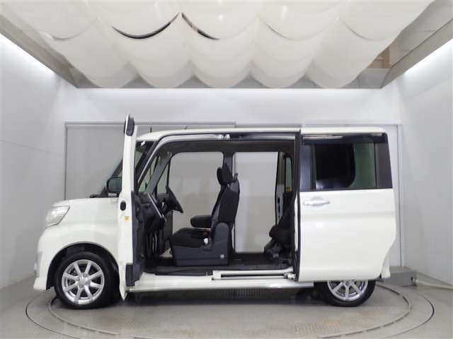 両側スライドドアなので荷物で手がいっぱいの時でも開閉ラクラク。勢い良くドアを開けて隣の車にうっかり・・・なんて心配もなくなりますね♪