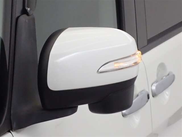 サイドターンランプ付きドアミラーは右左折時にまわりのクルマや歩行者から視認性を確保します。