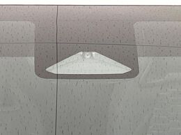 【トヨタセーフティセンス】走行中に前方の車両等を認識し、衝突しそうな時は警報とブレーキで衝突回避と被害軽減をアシスト。より安全にドライブをお楽しみいただけます。