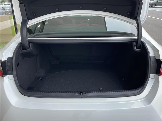 【トランク】積み込みやすくて、たっぷり積める荷室です。シートアレンジできるものは、乗車人数と荷物の量や大きさによってシートを動かすことができるので、より快適なドライブが可能です！