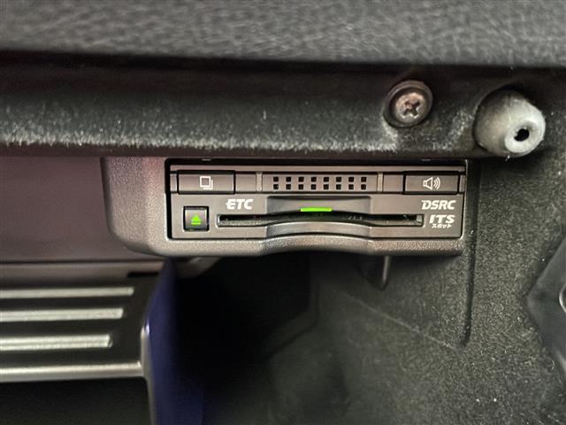【ETC】有料道路を利用する際に料金所で停止することなく通過できる、ETC車載器（ノンストップ自動料金収受システム機器）が装備されています。セットアップを行うことで利用可能になります。