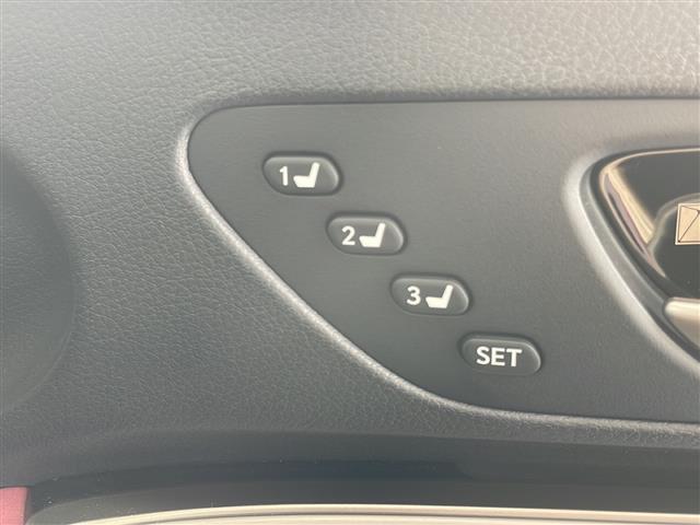 【運転席】座り心地が良いシートなので長時間の運転でも快適にお過ごしいただけます。新品のフロアマットのご注文も可能です。掲載箇所以外にご希望の写真がございましたらお気軽にお問い合わせ下さい。
