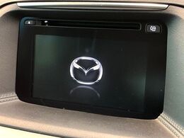 【マツダコネクトナビ】車内の雰囲気にマッチした一体型タイプのナビ。各種車輌設定やBluetooth再生等、様々な機能が楽しめます。直感的なダイヤル操作が可能で、使い勝手も良好です。