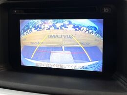 【バックカメラ】駐車時に後方がリアルタイム映像で確認できます。大型商業施設や立体駐車場での駐車時や、夜間のバック時に大活躍！運転スキルに関わらず、今や必須となった装備のひとつです！
