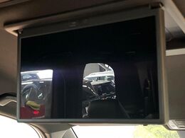 【フリップダウンモニター】大画面モニターで後席でもエンタメをお楽しみいただけます。小さなお子様にも大人気の装備です♪