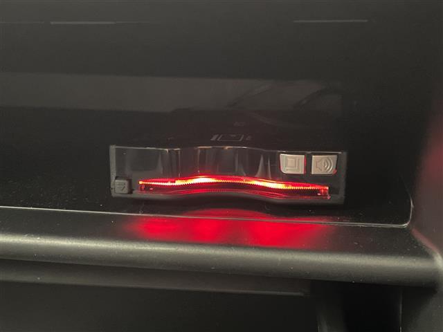 【ETC】有料道路を利用する際に料金所で停止することなく通過できる、ETC車載器（ノンストップ自動料金収受システム機器）が装備されています。セットアップを行うことで利用可能になります。