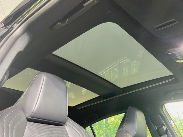 【パノラマルーフ】大型のガラスルーフ搭載で車内の解放感が一気にアップ！開放的なドライブをお楽しみいただけます。