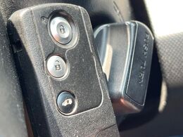 【Hondaスマートキー】カバンやポケットに入れたままでもドアの施錠・解錠が可能なスマートキーを装備。エンジンのオン・オフ時もカギを取り出す必要が無いからとっても便利です♪