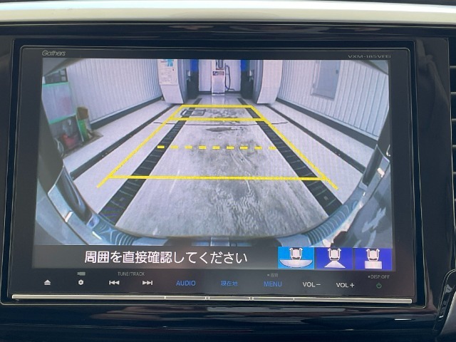 車庫入れ時に安心のバックカメラがついています。