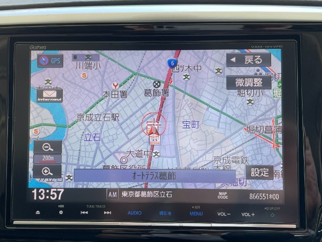 Gathersメモリーナビがついています。CD、DVD、Bluetoothオーディオ、フルセグが視聴できます。