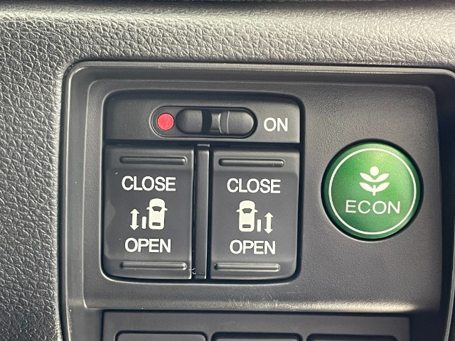 運転席右側に電動スライドドアのスイッチがついています。