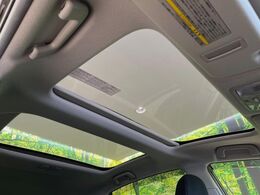 【パノラマルーフ】大型のガラスルーフ搭載で車内の解放感が一気にアップ！開放的なドライブをお楽しみいただけます。